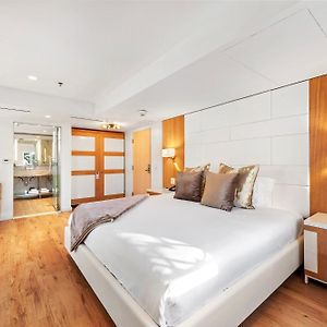 Modernes Zimmer mit Kingsize-Bett